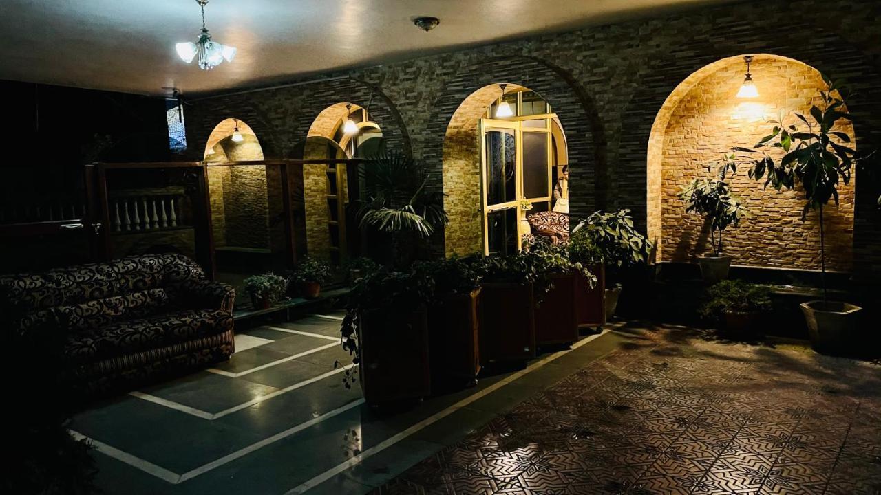 Hotel International Srinagar Exteriör bild