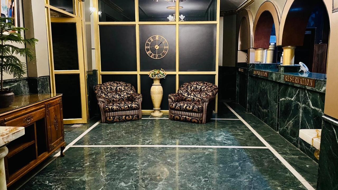 Hotel International Srinagar Exteriör bild
