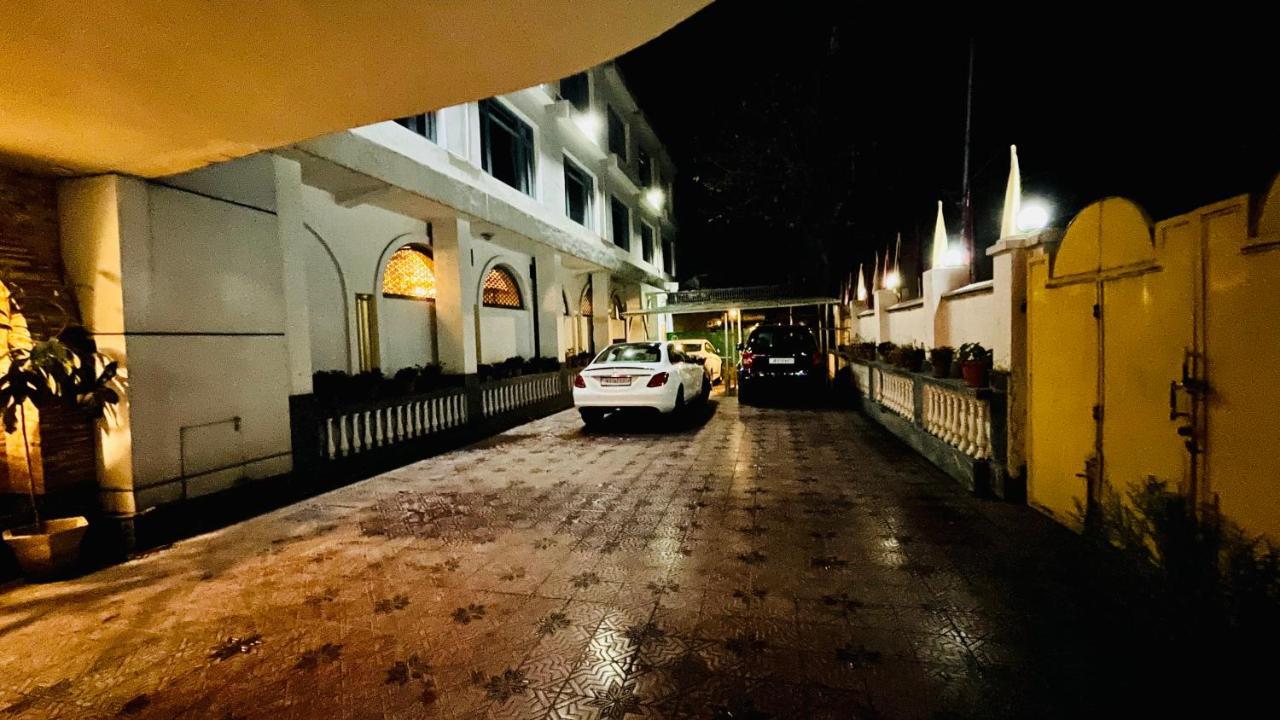 Hotel International Srinagar Exteriör bild