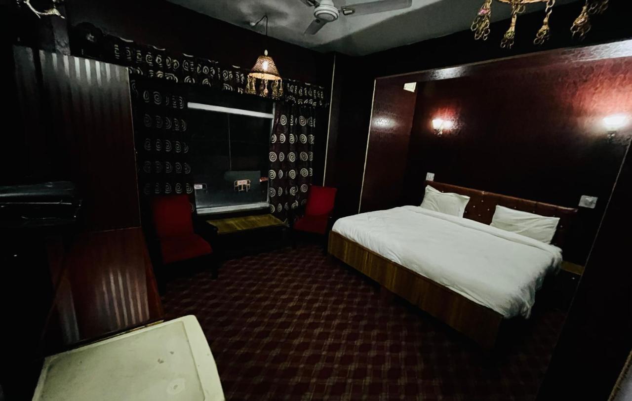 Hotel International Srinagar Exteriör bild