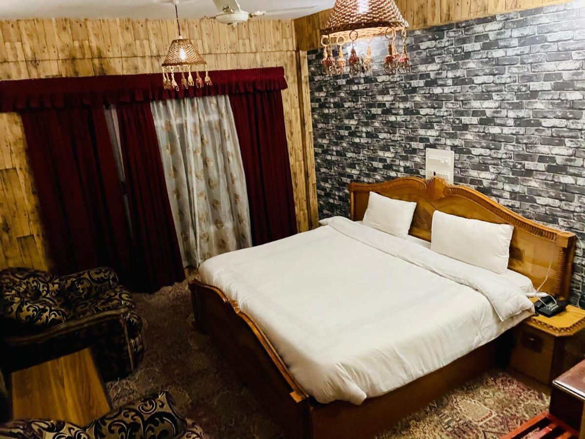 Hotel International Srinagar Exteriör bild