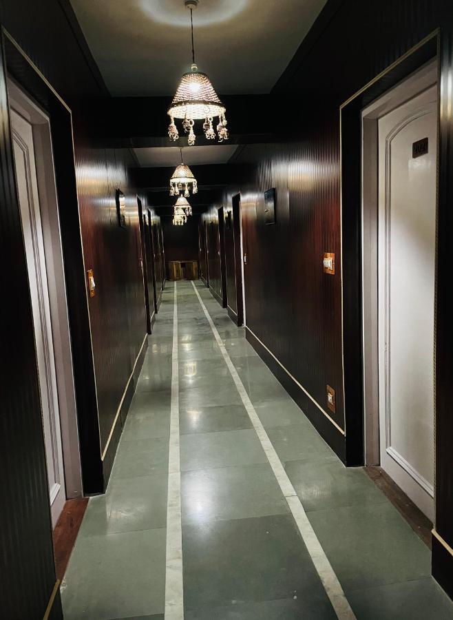 Hotel International Srinagar Exteriör bild