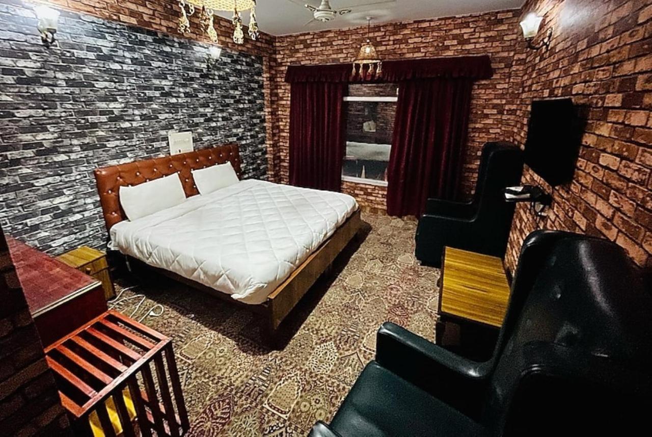 Hotel International Srinagar Exteriör bild