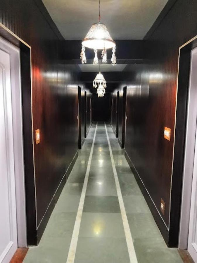 Hotel International Srinagar Exteriör bild