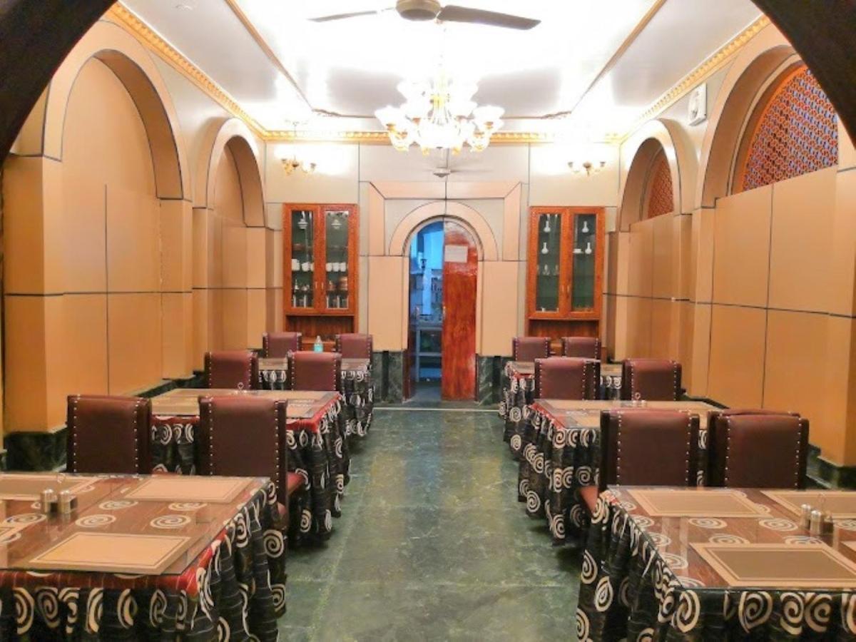 Hotel International Srinagar Exteriör bild