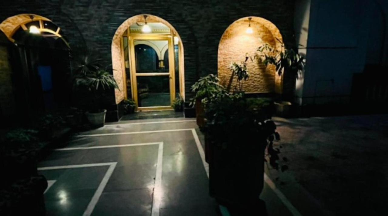 Hotel International Srinagar Exteriör bild