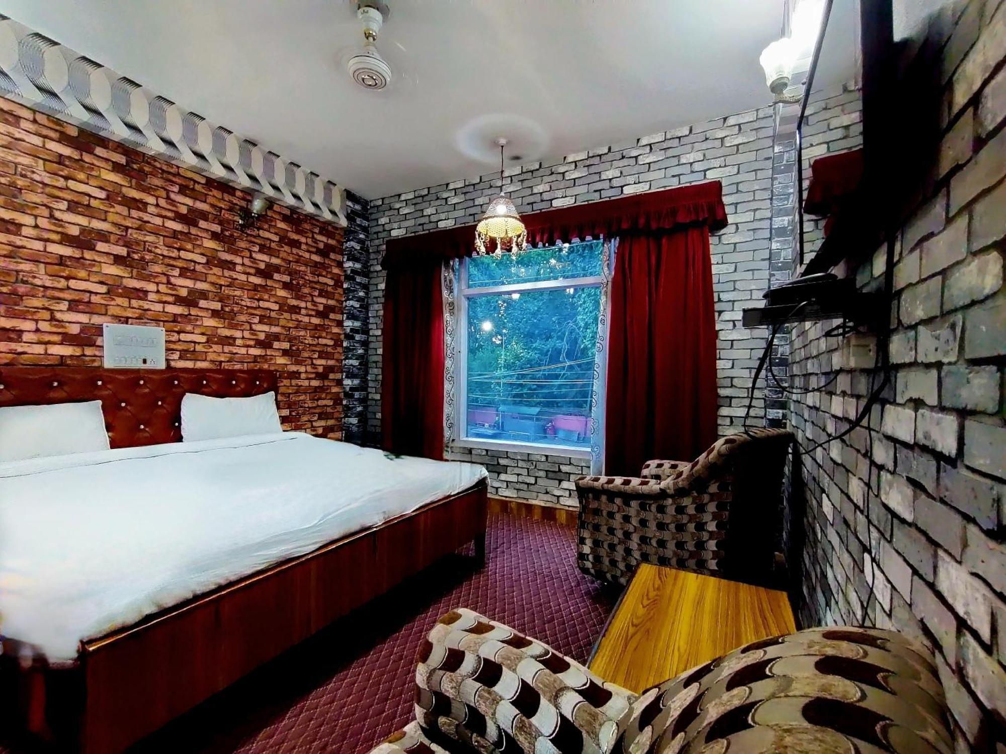 Hotel International Srinagar Exteriör bild