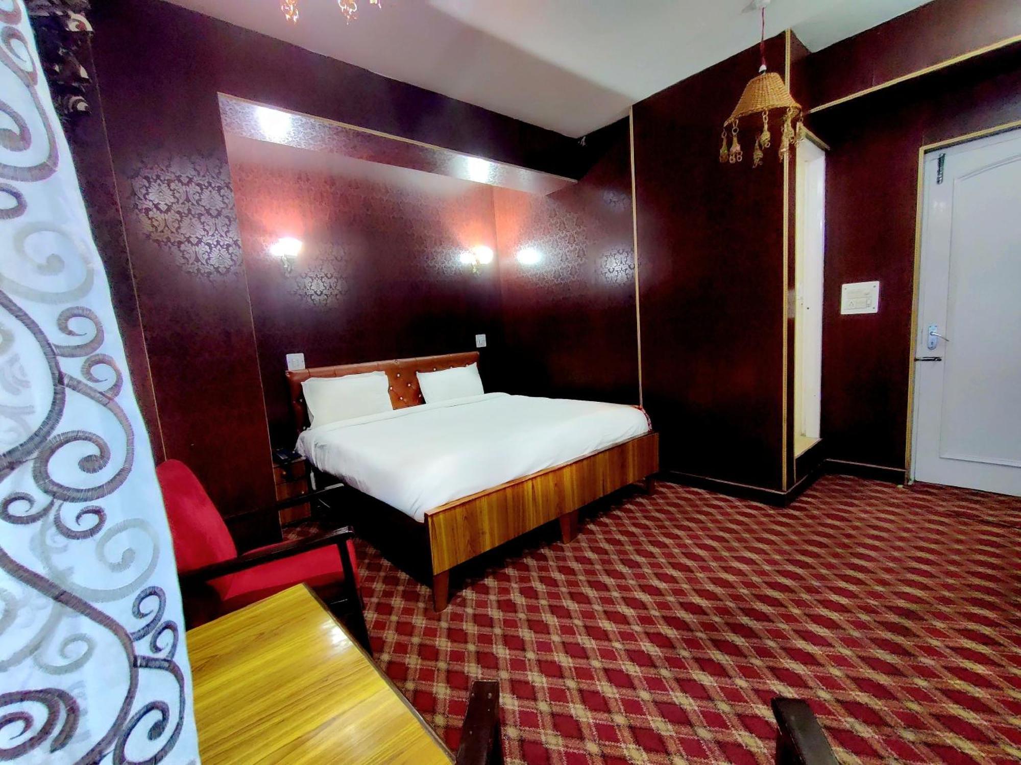 Hotel International Srinagar Exteriör bild